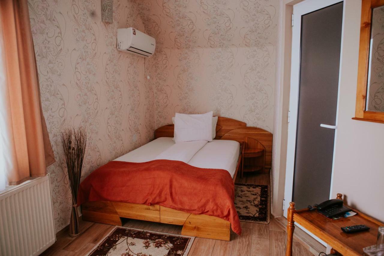 Hotel-Restaurant Milenium Salonta Dış mekan fotoğraf