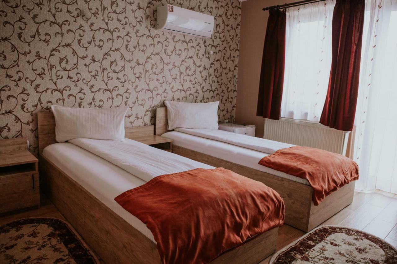 Hotel-Restaurant Milenium Salonta Dış mekan fotoğraf