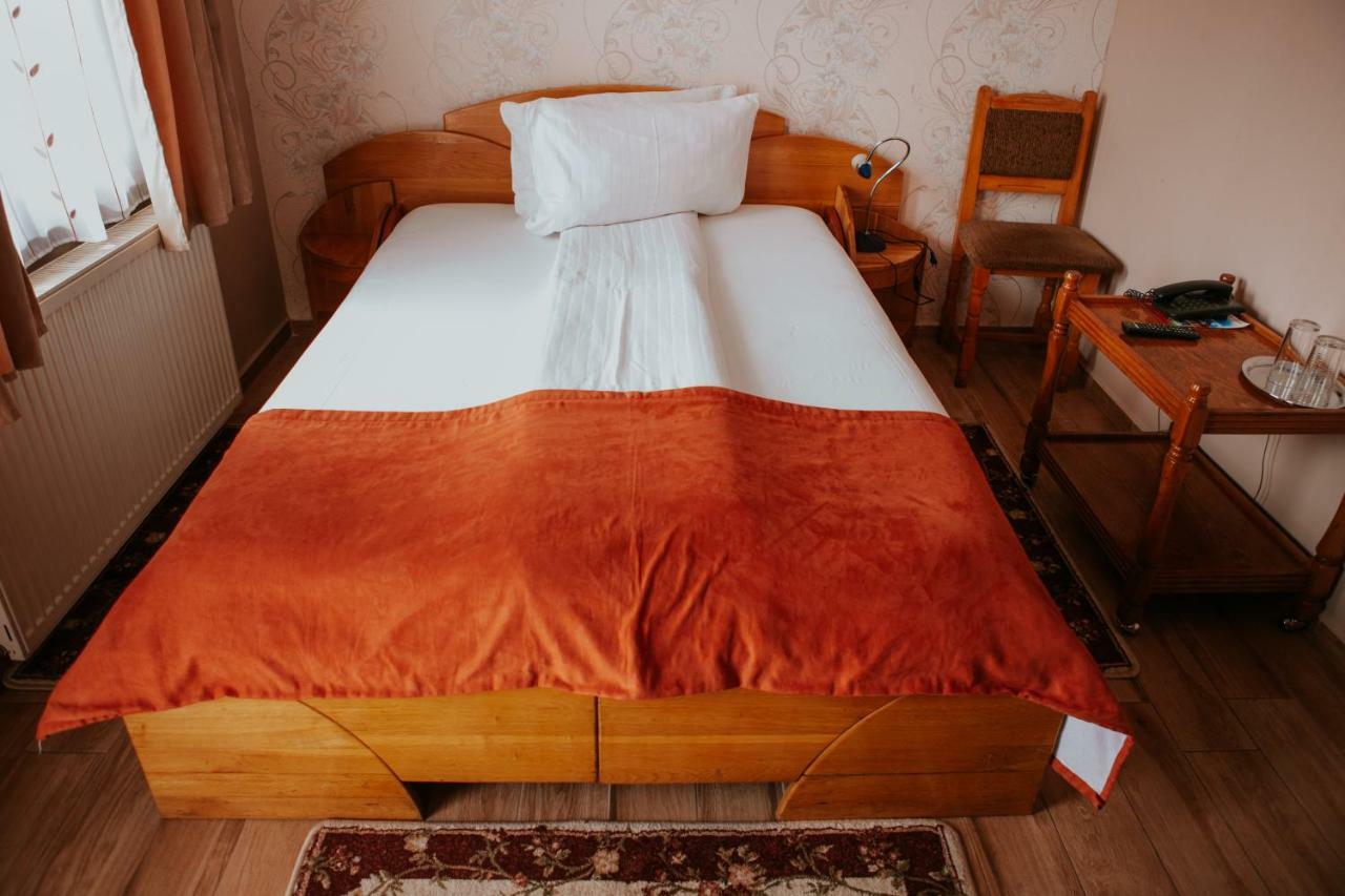 Hotel-Restaurant Milenium Salonta Dış mekan fotoğraf